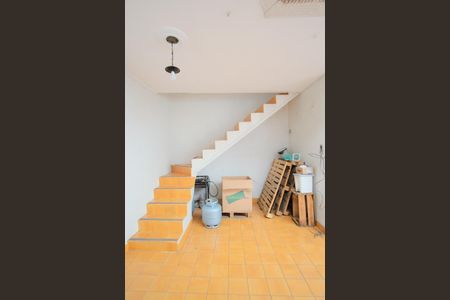 Casa à venda com 320m², 4 quartos e 5 vagasEscada para lavanderia