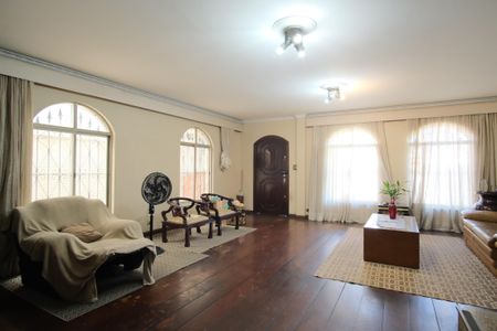 Casa à venda com 320m², 4 quartos e 5 vagasSala