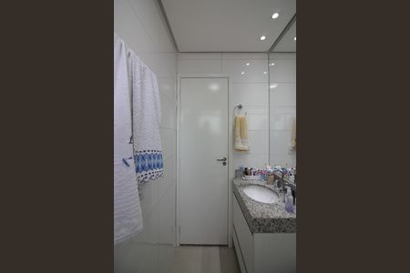 Apartamento à venda com 77m², 2 quartos e 2 vagasBanheiro da Suíte