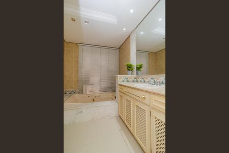 Casa à venda com 450m², 3 quartos e 3 vagasBanheiro da Suíte