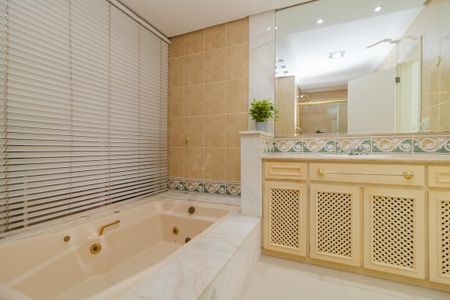 Casa à venda com 450m², 3 quartos e 3 vagasBanheiro da Suíte