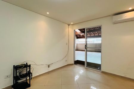 Casa à venda com 100m², 3 quartos e 2 vagas Casa à venda com 100m², 3 quartos e 2 vagasSala