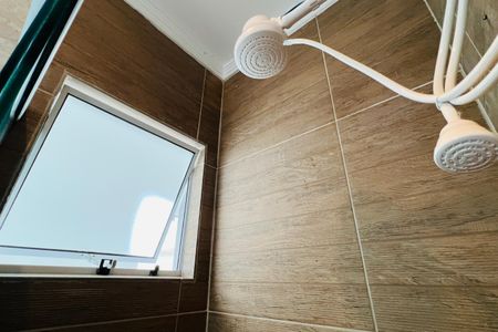 Casa à venda com 100m², 3 quartos e 2 vagas Casa à venda com 100m², 3 quartos e 2 vagasBanheiro da Suíte