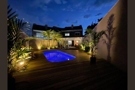 Casa para alugar com 238m², 3 quartos e 3 vagas Casa para alugar com 238m², 3 quartos e 3 vagasÁrea comum - Piscina