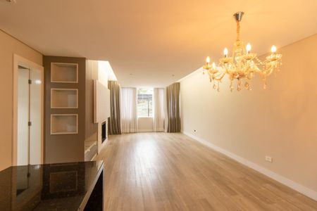 Casa para alugar com 238m², 3 quartos e 3 vagas Casa para alugar com 238m², 3 quartos e 3 vagasSala