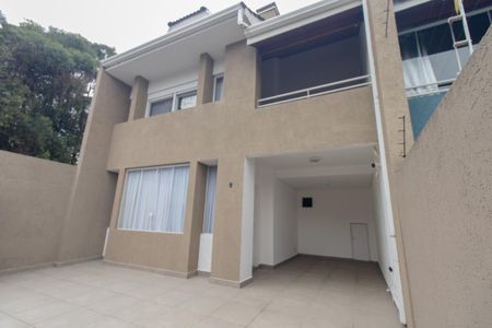 Casa para alugar com 238m², 3 quartos e 3 vagas Casa para alugar com 238m², 3 quartos e 3 vagasFachada