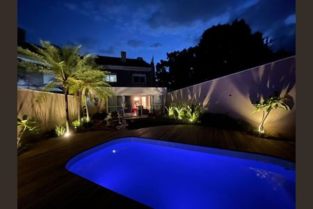 Casa para alugar com 238m², 3 quartos e 3 vagas Casa para alugar com 238m², 3 quartos e 3 vagasÁrea comum - Piscina