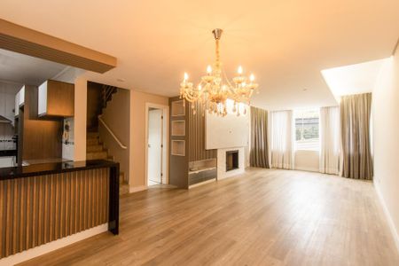 Casa para alugar com 238m², 3 quartos e 3 vagas Casa para alugar com 238m², 3 quartos e 3 vagasSala