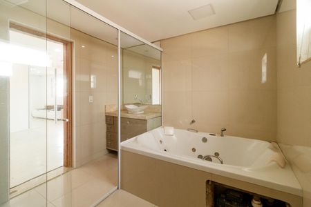 Casa à venda com 260m², 3 quartos e 4 vagasBanheiro da Suíte