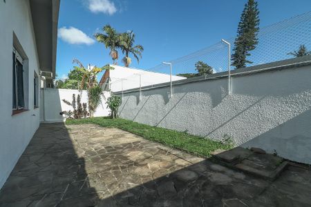 Casa à venda com 255m², 3 quartos e 4 vagasFundos