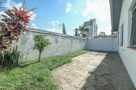 Casa à venda com 255m², 3 quartos e 4 vagasFundos