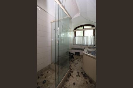 Casa à venda com 695m², 3 quartos e 1 vaga Casa à venda com 695m², 3 quartos e 1 vagaBanheiro da Suíte 1