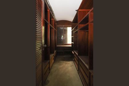 Casa à venda com 695m², 3 quartos e 1 vaga Casa à venda com 695m², 3 quartos e 1 vagaCloset da suíte 1