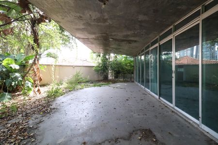 Casa à venda com 695m², 3 quartos e 1 vaga Casa à venda com 695m², 3 quartos e 1 vagaQuintal