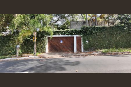 Casa à venda com 695m², 3 quartos e 1 vaga Casa à venda com 695m², 3 quartos e 1 vagaFachada