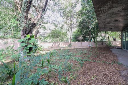 Casa à venda com 695m², 3 quartos e 1 vaga Casa à venda com 695m², 3 quartos e 1 vagaQuintal