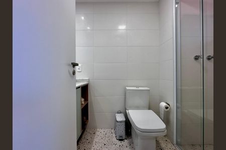 Apartamento à venda com 131m², 3 quartos e 2 vagas Apartamento à venda com 131m², 3 quartos e 2 vagasBanheiro Suíte 1