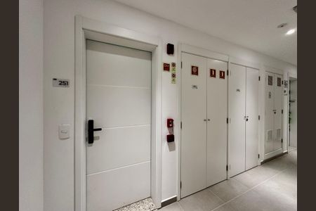 Apartamento à venda com 131m², 3 quartos e 2 vagas Apartamento à venda com 131m², 3 quartos e 2 vagasHall Apartamento