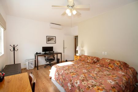 Casa à venda com 1300m², 4 quartos e 5 vagas Casa à venda com 1300m², 4 quartos e 5 vagasSuíte Americana 2