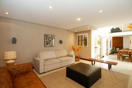 Casa à venda com 1300m², 4 quartos e 5 vagas Casa à venda com 1300m², 4 quartos e 5 vagasSala de Tv