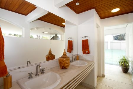 Casa à venda com 1300m², 4 quartos e 5 vagas Casa à venda com 1300m², 4 quartos e 5 vagasLavatórios (Academia, Piscina e Quadra)