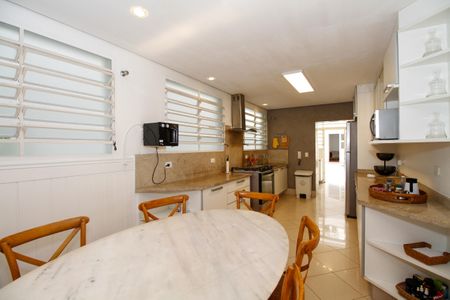 Casa à venda com 1300m², 4 quartos e 5 vagas Casa à venda com 1300m², 4 quartos e 5 vagasCopa e Cozinha