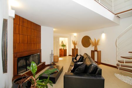 Casa à venda com 1300m², 4 quartos e 5 vagas Casa à venda com 1300m², 4 quartos e 5 vagasSala de Lareira