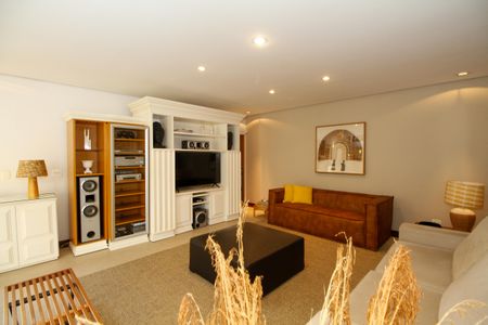 Casa à venda com 1300m², 4 quartos e 5 vagas Casa à venda com 1300m², 4 quartos e 5 vagasSala de Tv