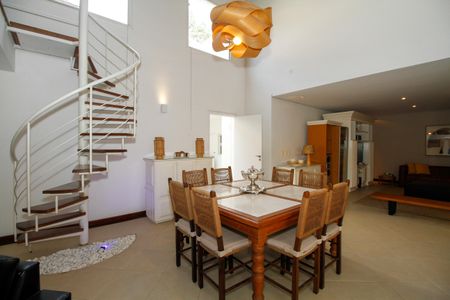 Casa à venda com 1300m², 4 quartos e 5 vagas Casa à venda com 1300m², 4 quartos e 5 vagasSala de Lareira