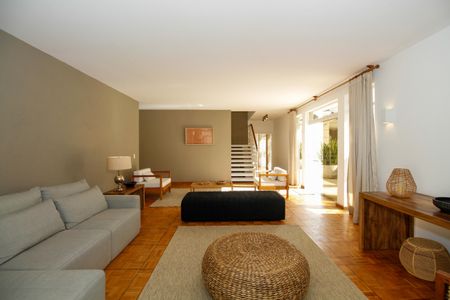 Casa à venda com 1300m², 4 quartos e 5 vagas Casa à venda com 1300m², 4 quartos e 5 vagasSala de Estar