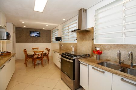 Casa à venda com 1300m², 4 quartos e 5 vagas Casa à venda com 1300m², 4 quartos e 5 vagasCopa e Cozinha
