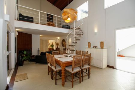 Casa à venda com 1300m², 4 quartos e 5 vagas Casa à venda com 1300m², 4 quartos e 5 vagasSala de Lareira