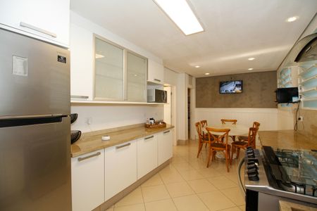 Casa à venda com 1300m², 4 quartos e 5 vagas Casa à venda com 1300m², 4 quartos e 5 vagasCopa e Cozinha