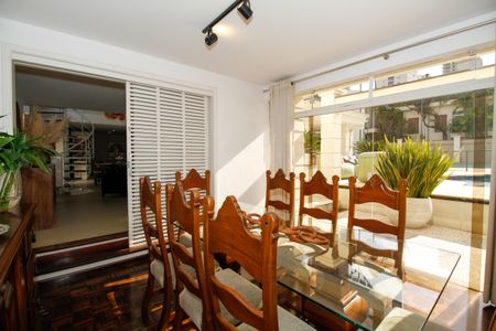 Casa à venda com 1300m², 4 quartos e 5 vagas Casa à venda com 1300m², 4 quartos e 5 vagasSala de Jantar