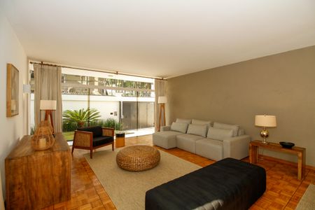 Casa à venda com 1300m², 4 quartos e 5 vagas Casa à venda com 1300m², 4 quartos e 5 vagasSala de Estar