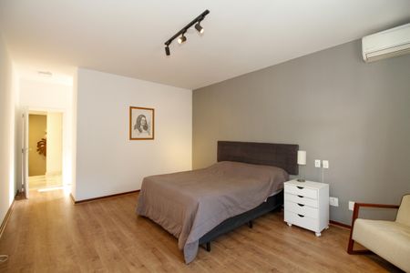 Casa à venda com 1300m², 4 quartos e 5 vagas Casa à venda com 1300m², 4 quartos e 5 vagasSuíte 4