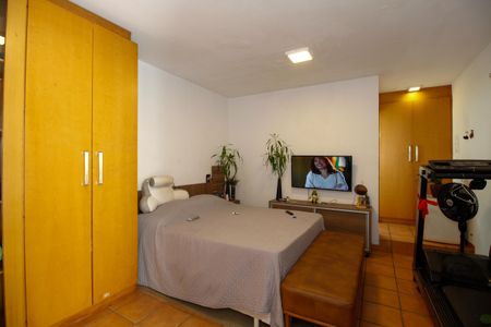 Casa à venda com 1300m², 4 quartos e 5 vagas Casa à venda com 1300m², 4 quartos e 5 vagasQuarto de Serviço 2