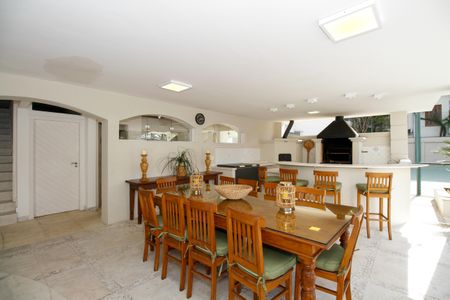 Casa à venda com 1300m², 4 quartos e 5 vagas Casa à venda com 1300m², 4 quartos e 5 vagasEspaço Gourmet