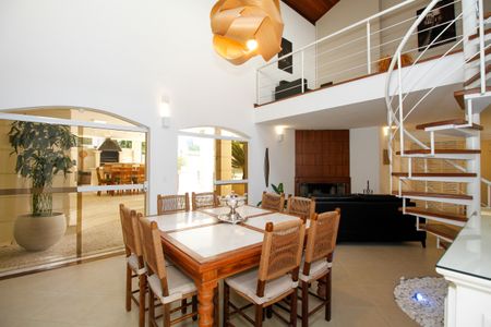 Casa à venda com 1300m², 4 quartos e 5 vagas Casa à venda com 1300m², 4 quartos e 5 vagasSala de Lareira