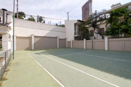 Casa à venda com 1300m², 4 quartos e 5 vagas Casa à venda com 1300m², 4 quartos e 5 vagasQuadra de Tênis