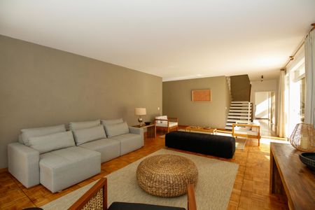 Casa à venda com 1300m², 4 quartos e 5 vagas Casa à venda com 1300m², 4 quartos e 5 vagasSala de Estar