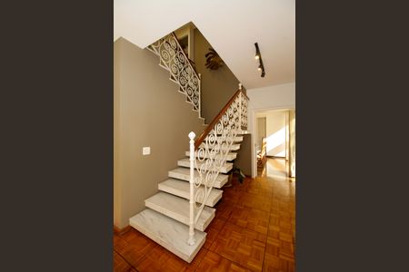 Casa à venda com 1300m², 4 quartos e 5 vagas Casa à venda com 1300m², 4 quartos e 5 vagasEscada para Suítes