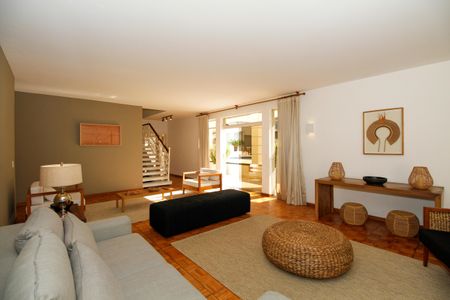 Casa à venda com 1300m², 4 quartos e 5 vagas Casa à venda com 1300m², 4 quartos e 5 vagasSala de Estar