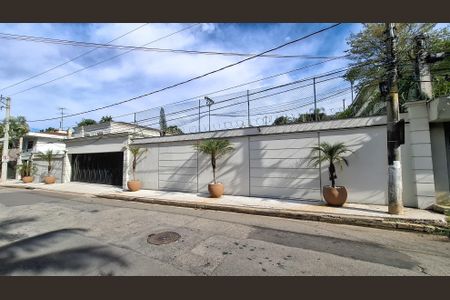 Casa à venda com 1300m², 4 quartos e 5 vagas Casa à venda com 1300m², 4 quartos e 5 vagasFachada