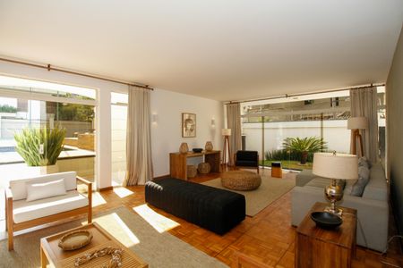 Casa à venda com 1300m², 4 quartos e 5 vagas Casa à venda com 1300m², 4 quartos e 5 vagasSala de Estar