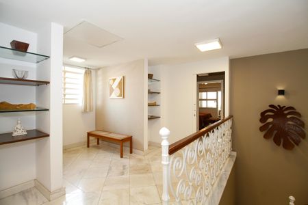 Casa à venda com 1300m², 4 quartos e 5 vagas Casa à venda com 1300m², 4 quartos e 5 vagasHall das Suítes