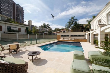 Casa à venda com 1300m², 4 quartos e 5 vagas Casa à venda com 1300m², 4 quartos e 5 vagasPiscina