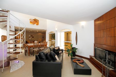 Casa à venda com 1300m², 4 quartos e 5 vagas Casa à venda com 1300m², 4 quartos e 5 vagasSala de Lareira