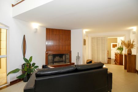 Casa à venda com 1300m², 4 quartos e 5 vagas Casa à venda com 1300m², 4 quartos e 5 vagasSala de Lareira