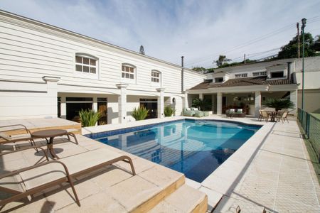 Casa à venda com 1300m², 4 quartos e 5 vagas Casa à venda com 1300m², 4 quartos e 5 vagasPiscina